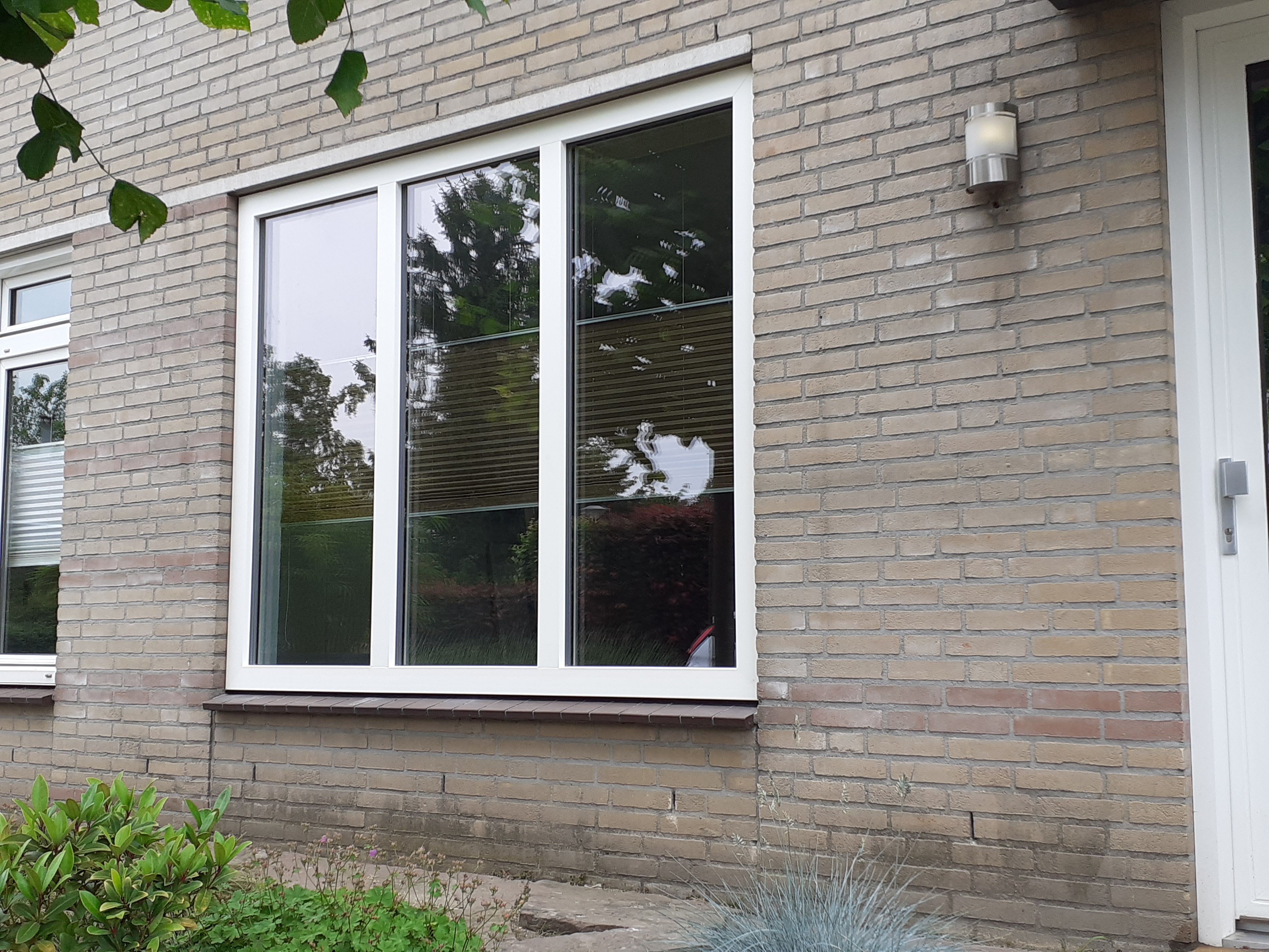 Het 30 jaar oude dubbel glas raam is vervangen modern triple glas